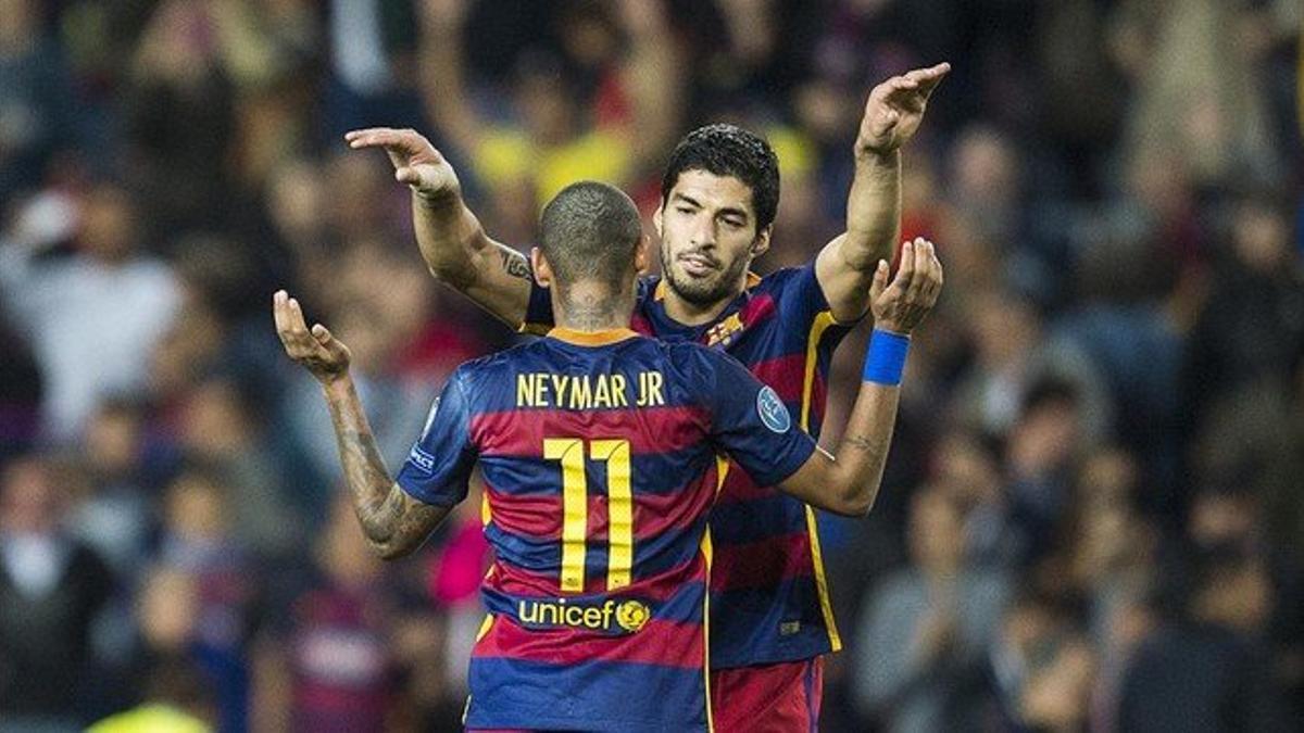 Suárez y Neymar se abrazan al finalizar el partido del Barça frente al Bayer Leverkusen.