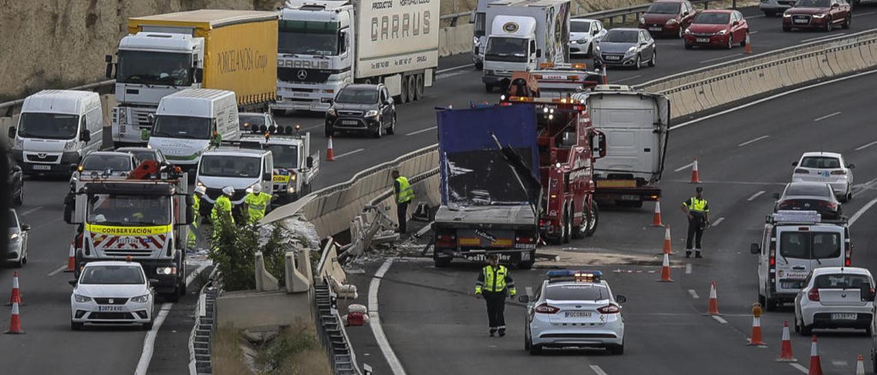 Fotografía de archivo de un accidente en la A-7, en salida Elche-Aspe.