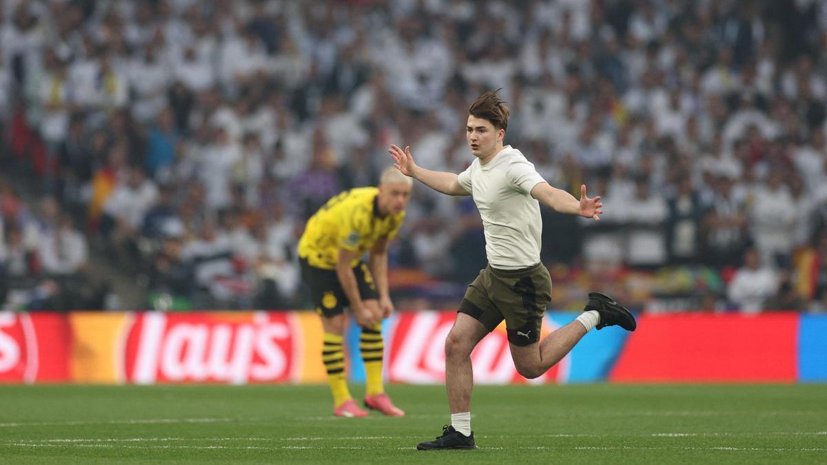 Un espontáneo salta al césped de Wembley para interrumpir la final de la Champions entre Dortmund y Madrid en Londres.