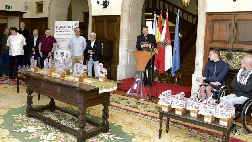 Recepción a los participantes en Castrelos | El Pazo Quiñones de León de Castrelos acogió ayer por la tarde una breve recepción oficial a cargo del alcalde de Vigo a representantes de los equipos participantes, árbitros del torneo y delegados de la IWBF-Europa, que estarán estos días en la ciudad para supervisar la organización de la cita. En la imagen, Abel Caballero se dirige a los asistentes. Los rivales del Amfiv fueron llegando ayer por la mañana a la ciudad salvo el Devedo, el más madrugador, que lo había hecho el miércoles.