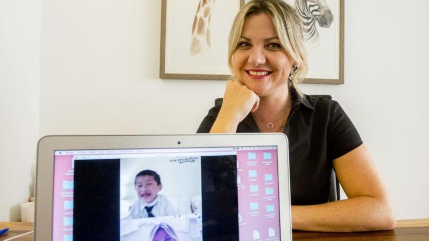 La psicóloga infantil Úrsula Perona, en su consulta, con la imagen de Skype de Haoran de la Ossa.