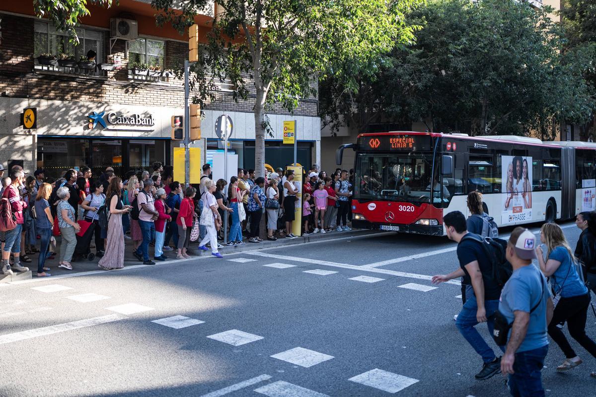 BARCELONA 25/06/2024  Barcelona.  Parada de autobús en Collblanc dirección Cornellà Centre. Corte de la linea 5 L5 de metro por obras, del 25 de junio al 1 de setiembre, entre Collblanc y Cornellà Centre. .         FOTO de ZOWY VOETEN