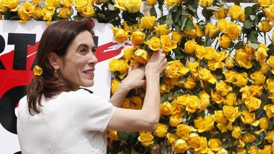 La companya de Jordi Cuixart, Txell Bonet, davant roses grogues aquest Sant Jordi.