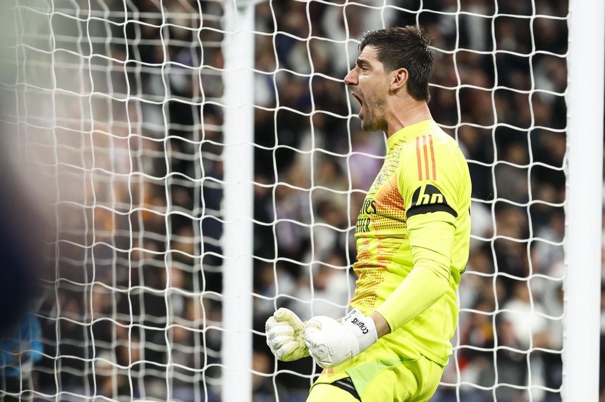 El guardameta del Real Madrid Thibaut Courtois celebra tras parar el penalti lanzado por Bukayo Saka, del Arsenal, durante el partido de vuelta de cuartos de final de la Liga de Campeones que Real Madrid y Arsenal juegan en el estadio Santiago Bernabéu. EFE/Chema Moya. (Real Madrid)