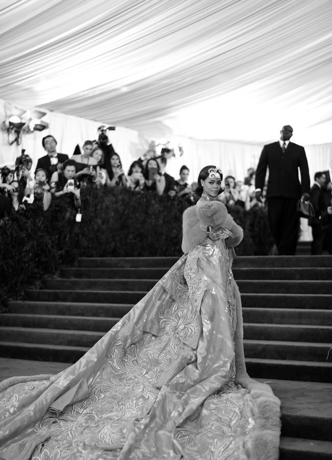 Rihanna en las escaleras de la gala MET