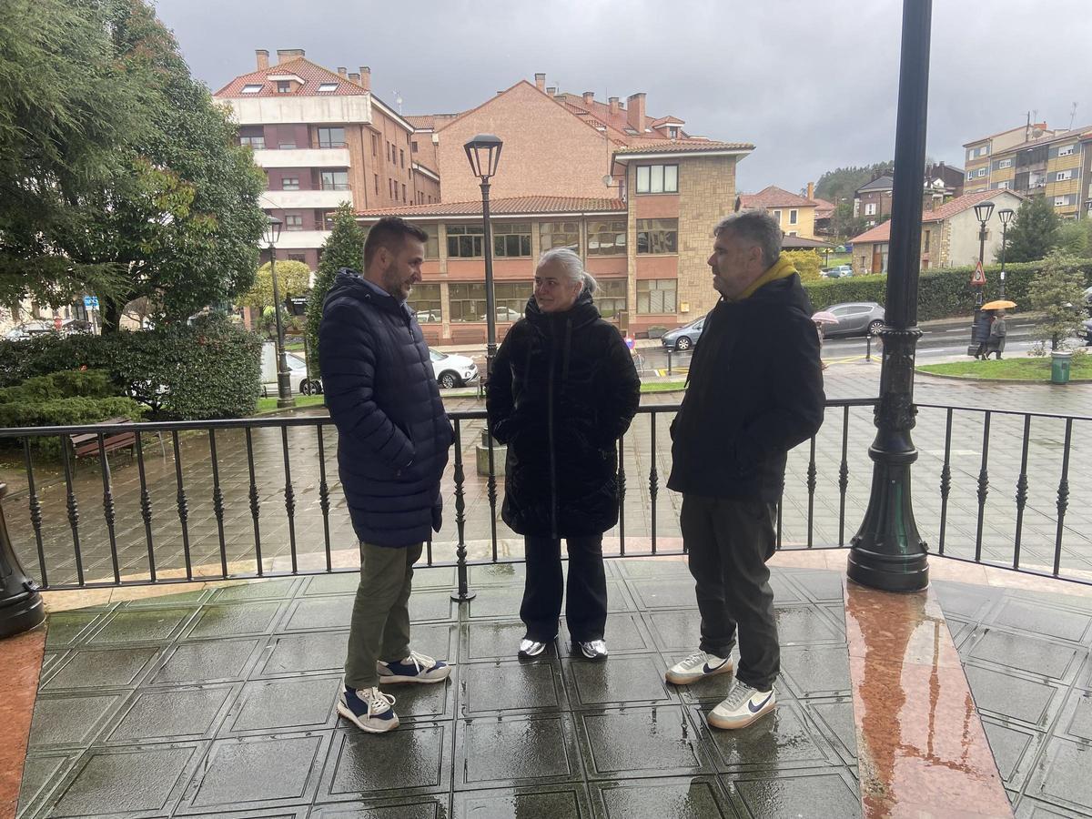 La alcaldesa, Eva María Pérez, con el concejal de Ganadería y Medio Rural, David Del Pozo (izquierda), y el edil de Festejos José Antonio González, en el parque Cuno Corquera.