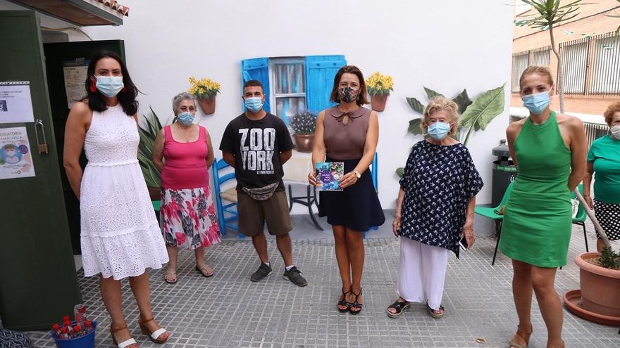 Un nuevo mural embellece la fachada del centro social de Mangas Verdes