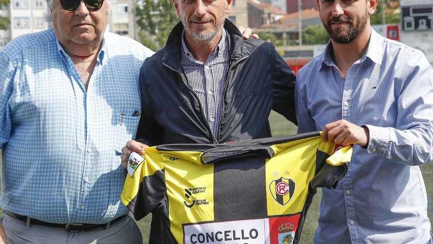 Manolo Seoane, Jorge Otero y Míchel Alonso, ayer en el Baltasar Pujales. // R. Grobas