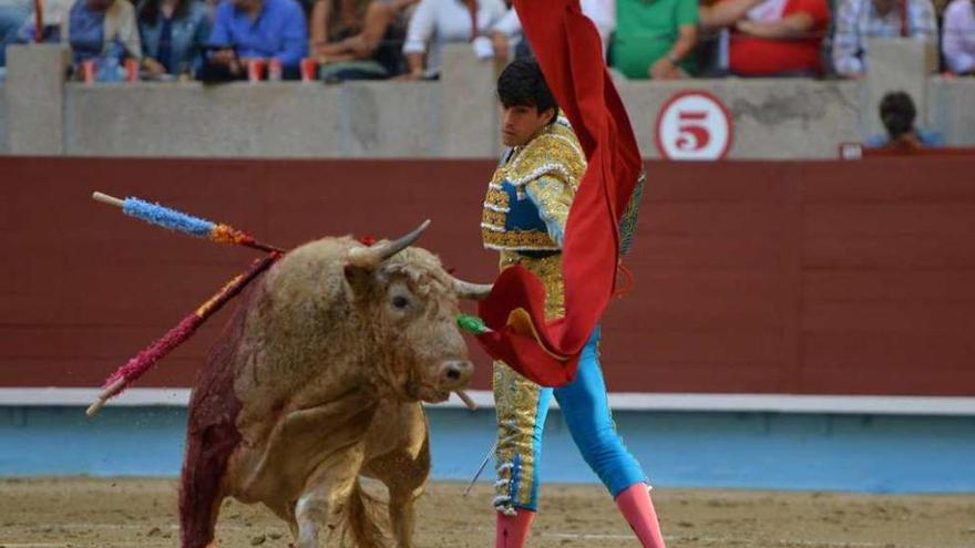 López Simón, en un lance de su faena a su segundo toro. // G. S.