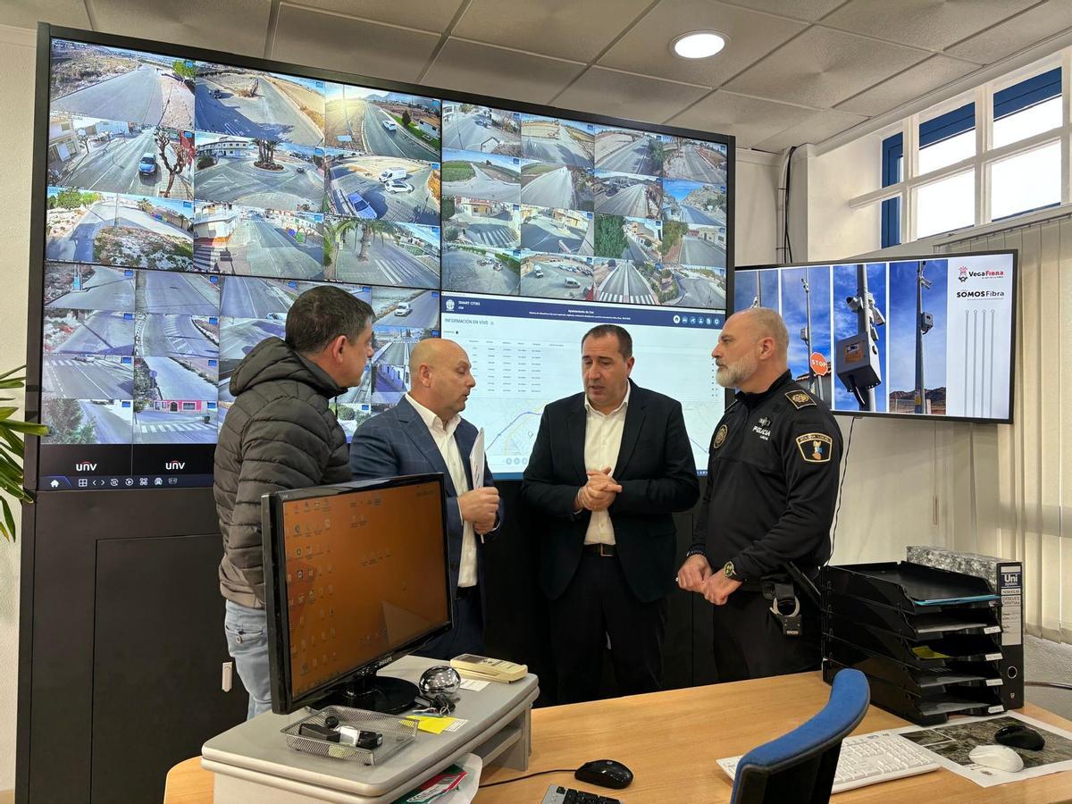 El alcalde de Cox, Antonio José Bernabeu, y el gerente de VegaFibra y CEO de SomosFibra, Ángel Pic.