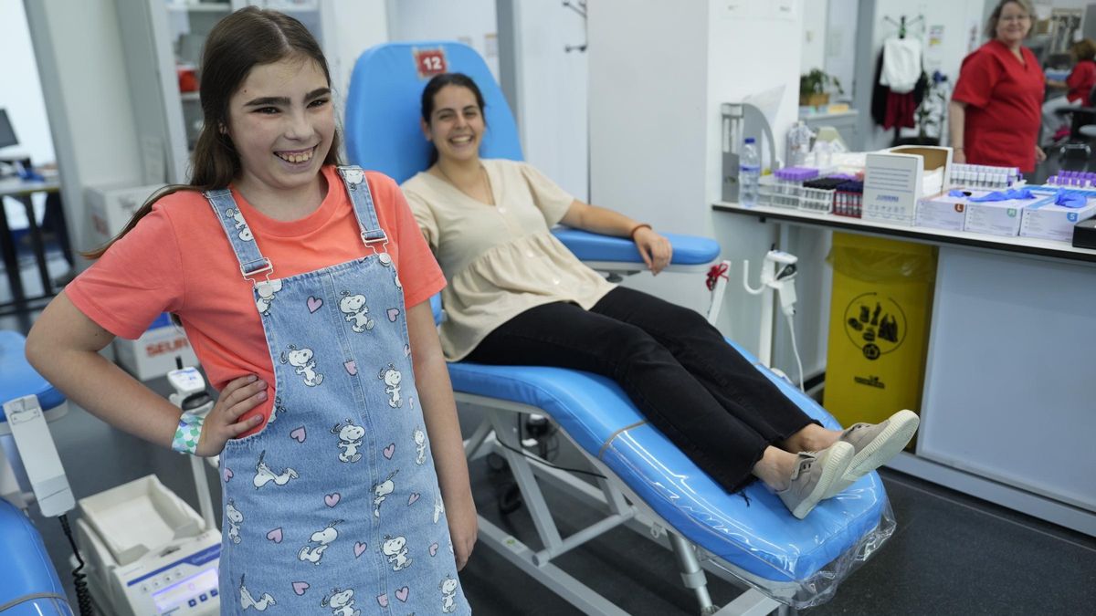 Elsa, de 13 años, con Reyes, donante