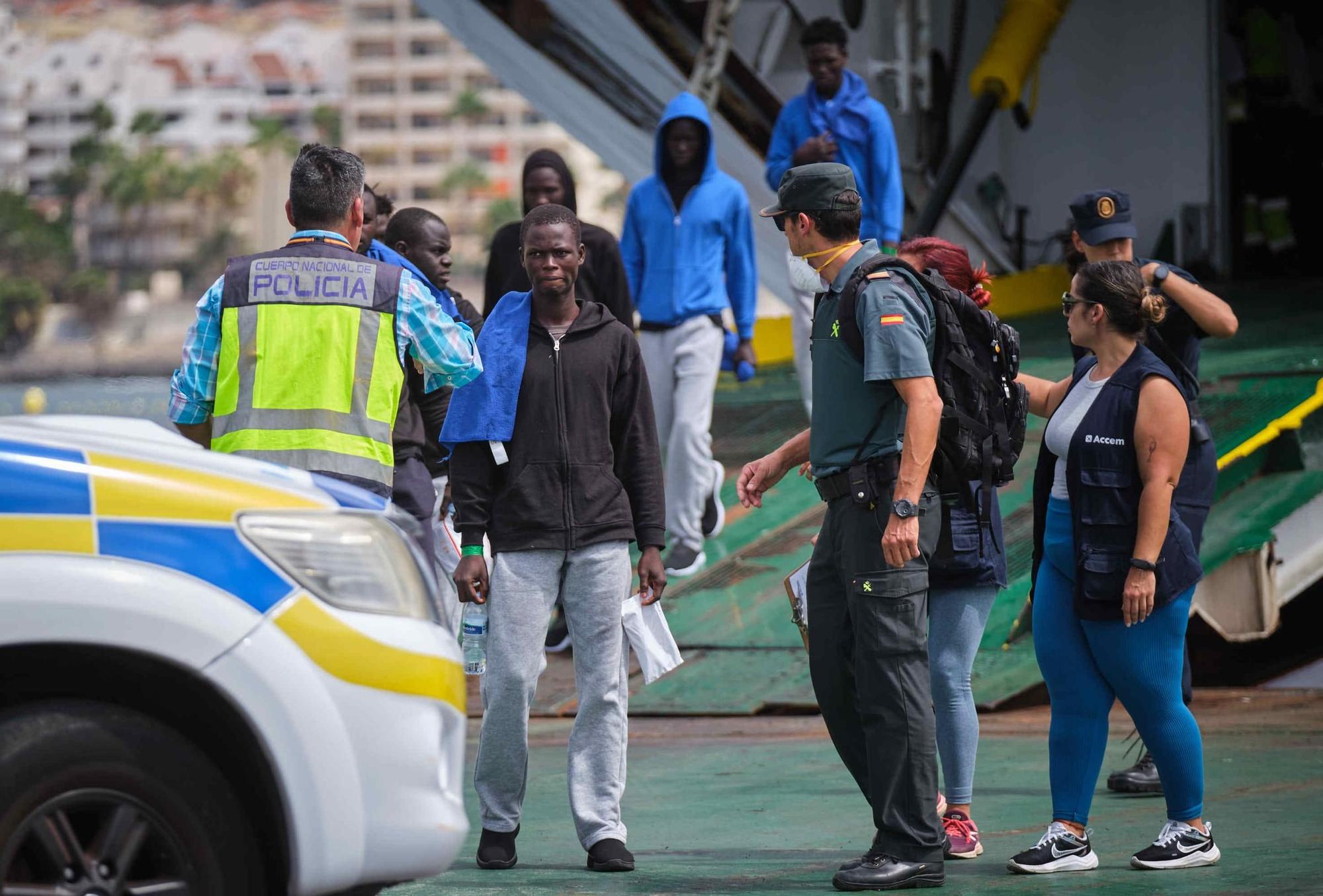 Llegada del ferry Armas con migrantes desde El Hierro