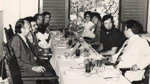 Julio Cortázar, Mario Vargas Llosa y Gabriel García Márquez, en una cena con más amigos en 1970
