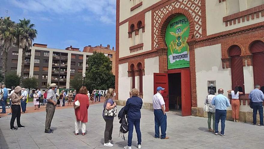 Una larga cola junto a la plaza de toros, por la mañana. | M. L.