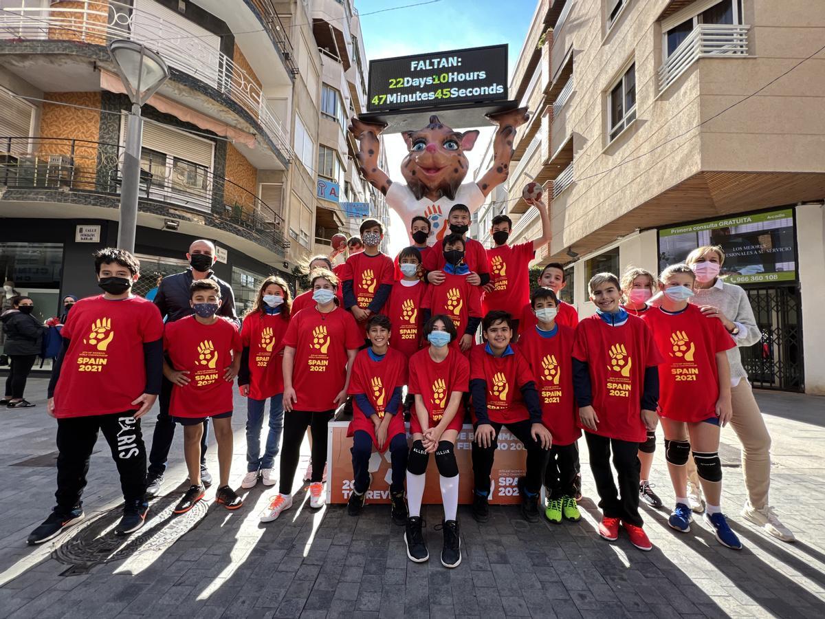 El Paseo Vistalegre de Torrevieja se transformó por completo para acoger la segunda parada del circuito ‘Handbol al Carrer’, actividad organizada por la FBMCV y que cuenta con el apoyo de la Fundación Trinidad Alfonso en el marco de las acciones previas a la celebración del Mundial de Balonmano Femenino.