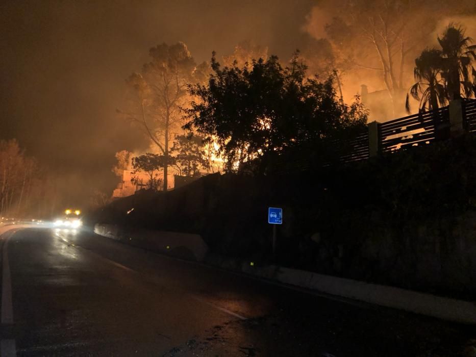 Casas devoradas por las llamas en la zona de Barx.