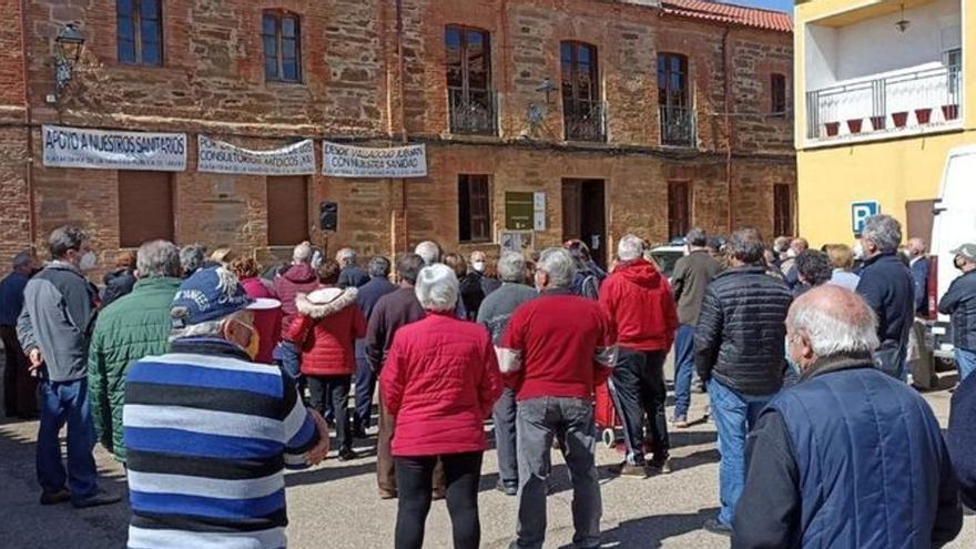 Protesta en defensa de la sanidad en un pueblo de Zamora.