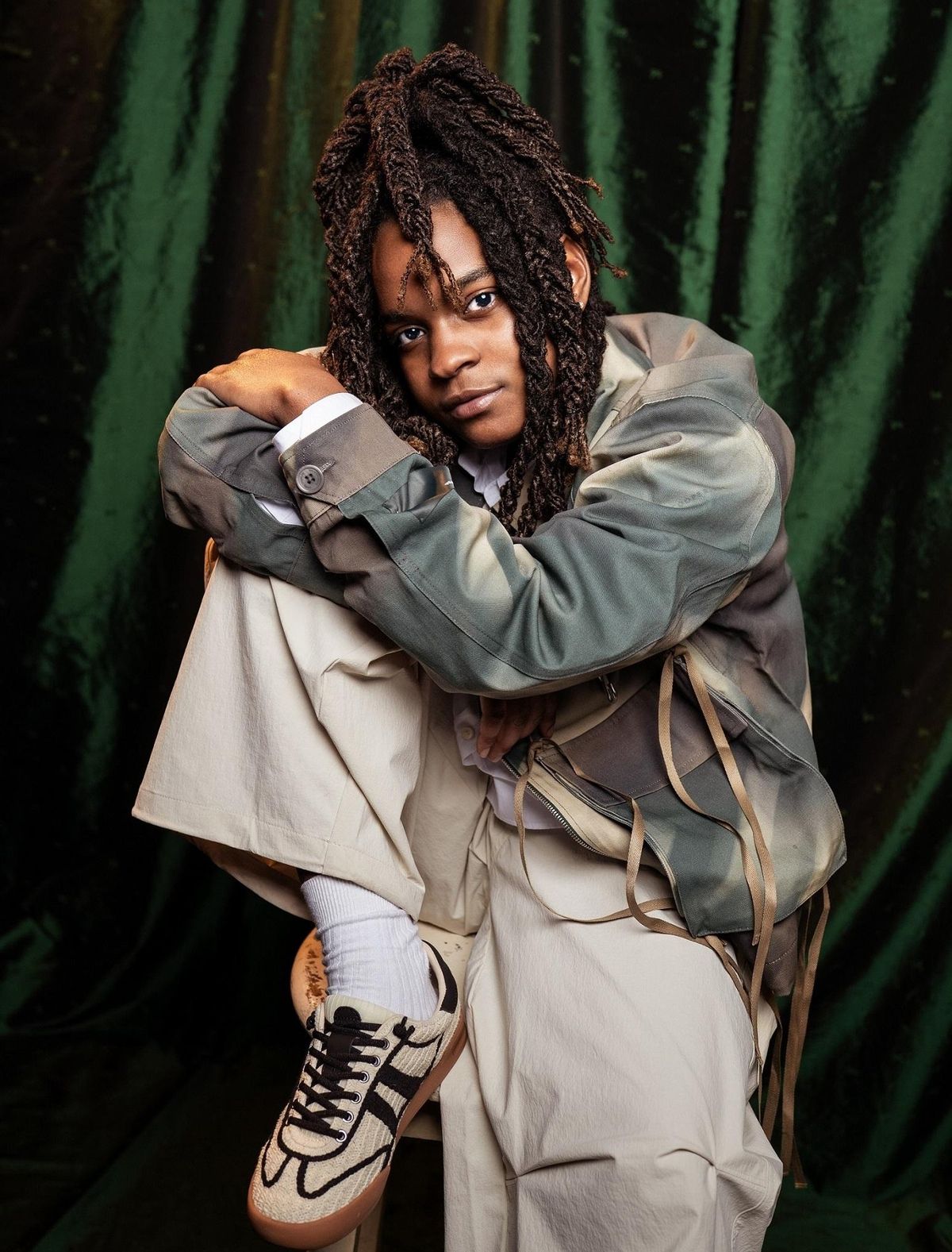 Koffee, fenómeno joven con su reggae contemporáneo que incorpora elementos de dancehall, hip hop y R&B.
