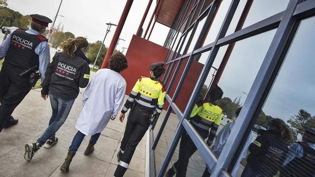Les quatre agents a l'exterior de la comissaria de Manresa, on també hi ha la seu de la Regió Policial Central