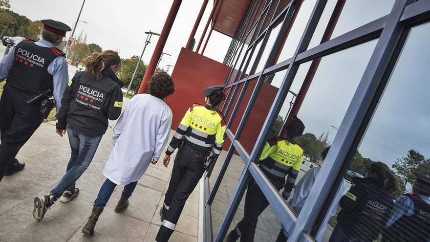 Les quatre agents a l&#039;exterior de la comissaria de Manresa, on també hi ha la seu de la Regió Policial Central