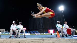 Desiree Vila Bargiela de España compite en la final femenina Long Jump T63 en el Campeonato Mundial de Atletismo Para en Dubai, Emiratos Árabes Unidos.