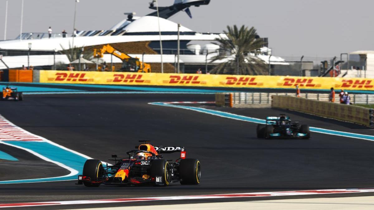 Max Verstappen, a los mandos de su Red Bull, sale este domingo desde la 'pole'.