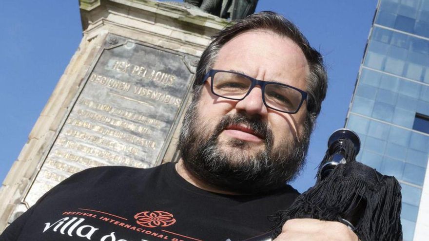 José Luis García, bajo la estatua de Pelayo, en la plaza del Marqués. | ÁNGEL GONZÁLEZ