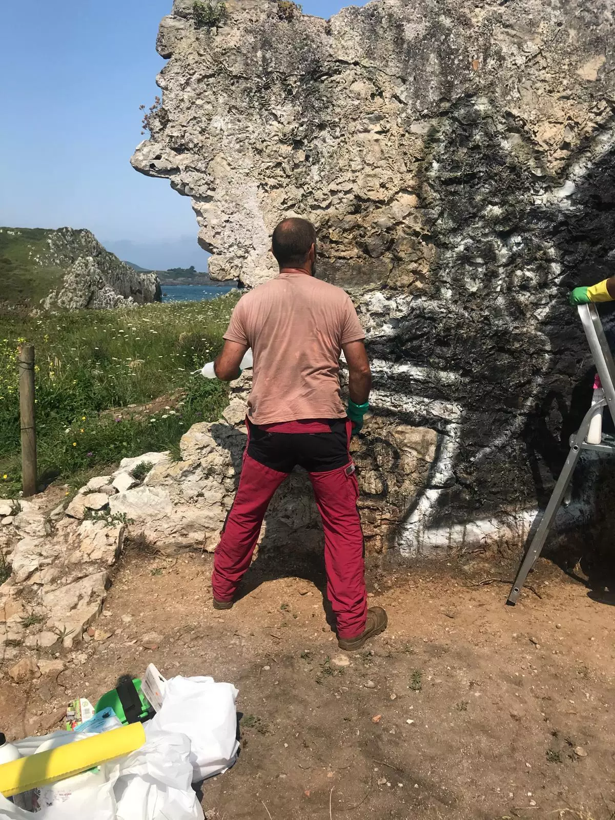 Eliminan un grafiti de las ruinas de la capilla de San Martín, en Celoriu (Llanes)