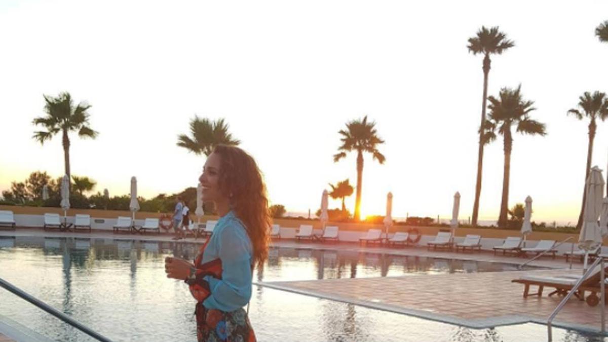 Paula Echevarría con un vestido azul en la puesta de sol en Cádiz
