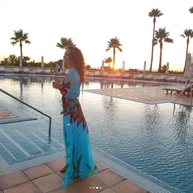 Paula Echevarría con un vestido azul en la puesta de sol en Cádiz