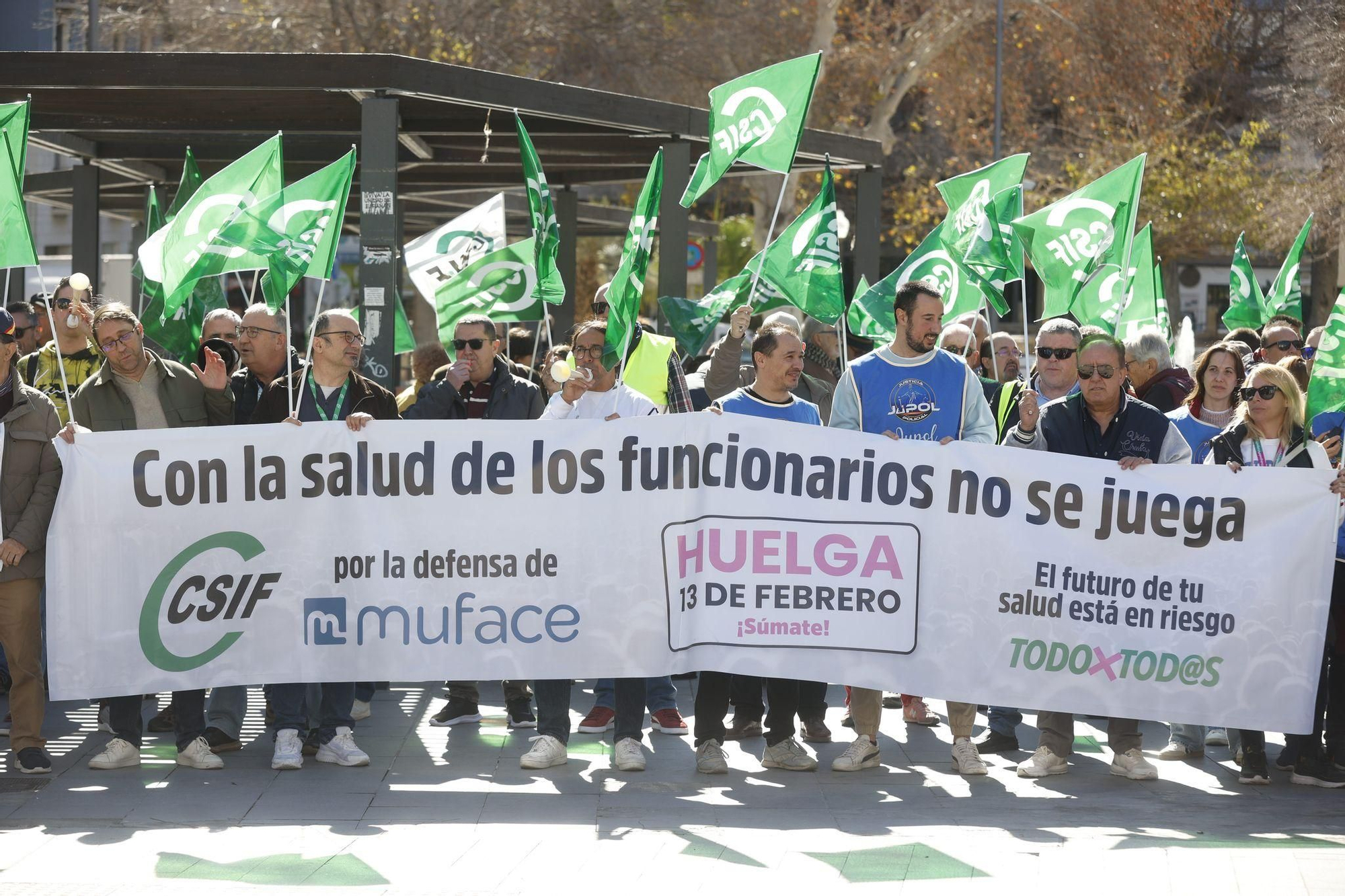 "Con la salud de los funcionarios no se juega", así ha sido la protesta de este jueves 13 de febrero en defensa de Muface