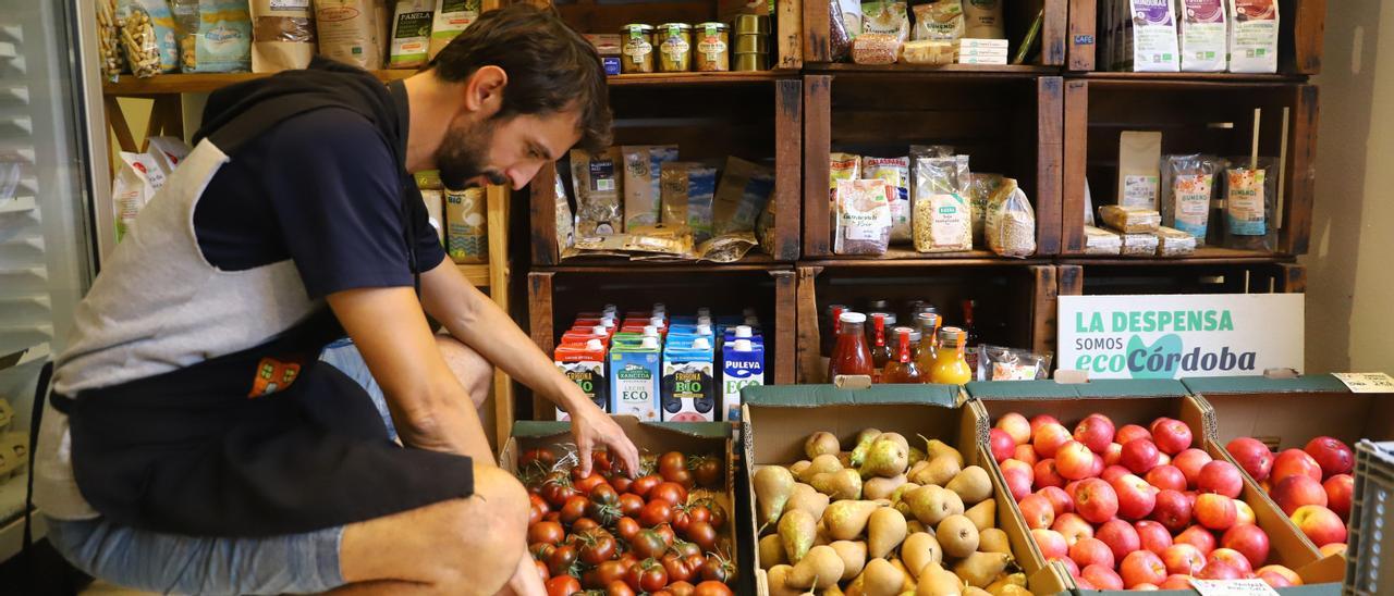 Antonio Rodríguez, propietario de la tienda La Despensa, donde vende productos ecológicos y de cercanía.