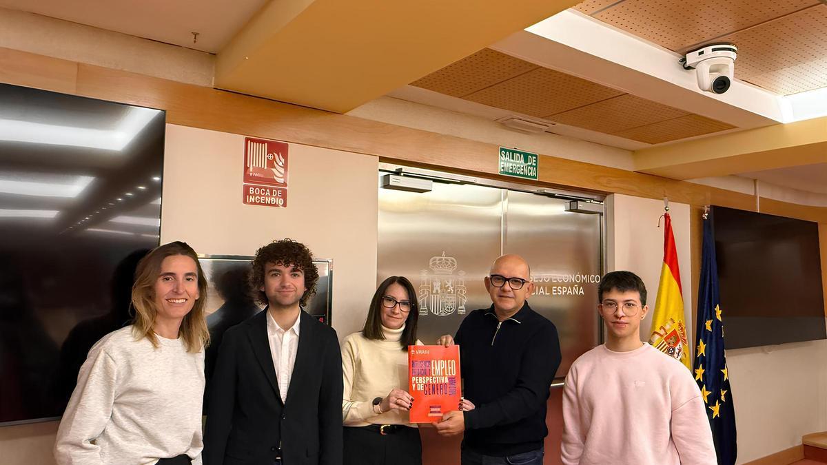 El equipo del VRAIN de la UPV entregando el informe 'Inteligencia Artificial y empleo; perspectiva territorial y de género' en el CES.
