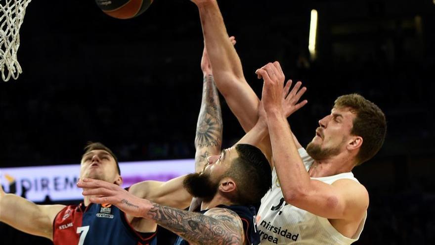 El Baskonia mete un pie en los &quot;playoffs&quot; de la Euroliga