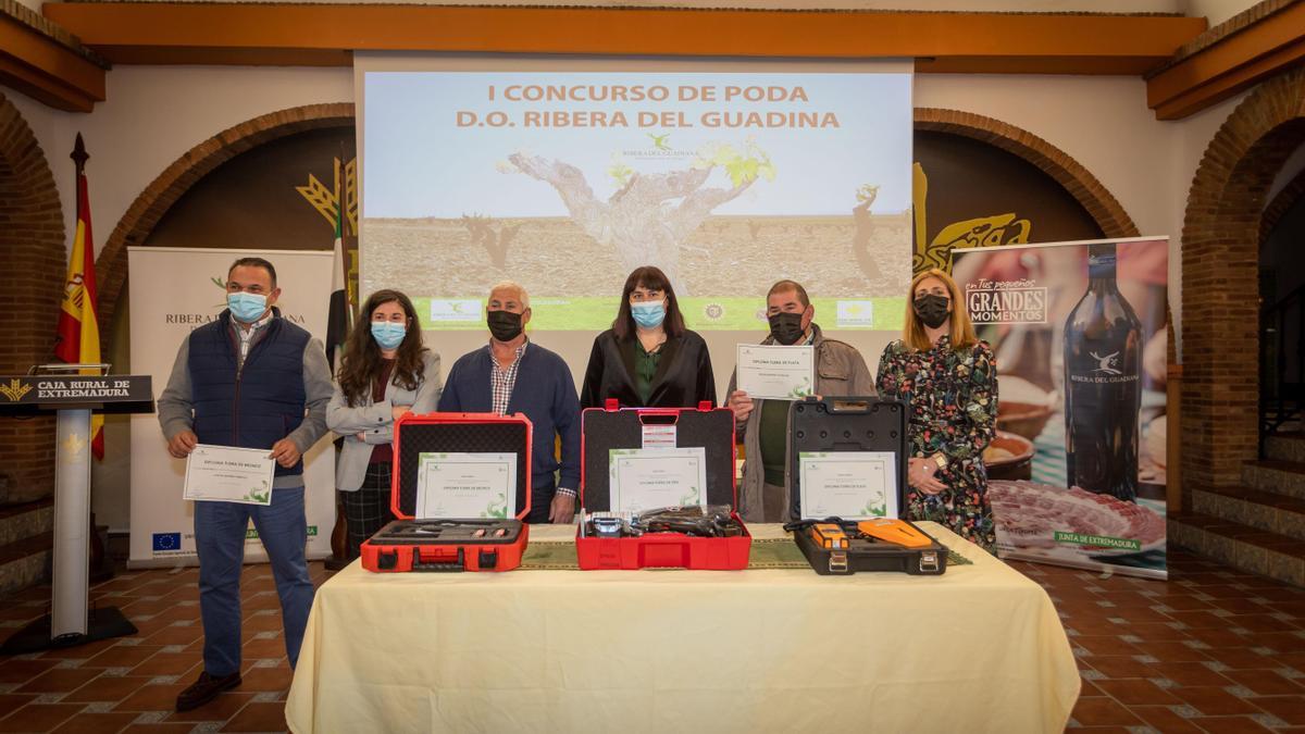La consejera de Agricultura, con los ganadores del primer Concurso de Poda de Ribera del Guadiana.