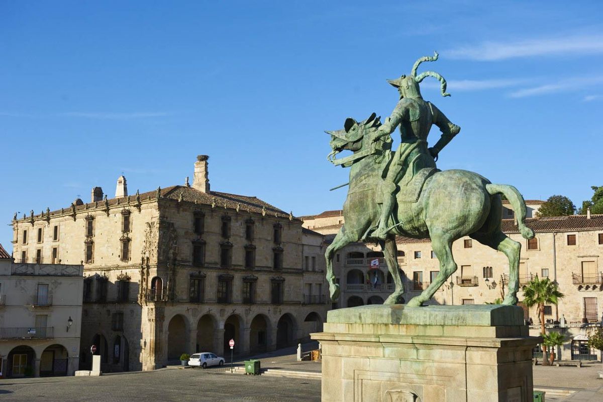Trujillo con la estatua ecuestre de Pizarro en su Plaza Mayor
