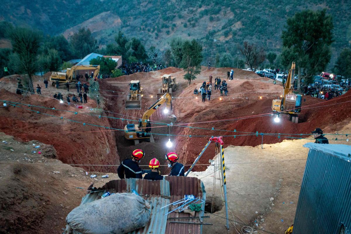 Los equipos de  rescate, trabajando con las primeras luces del alba.