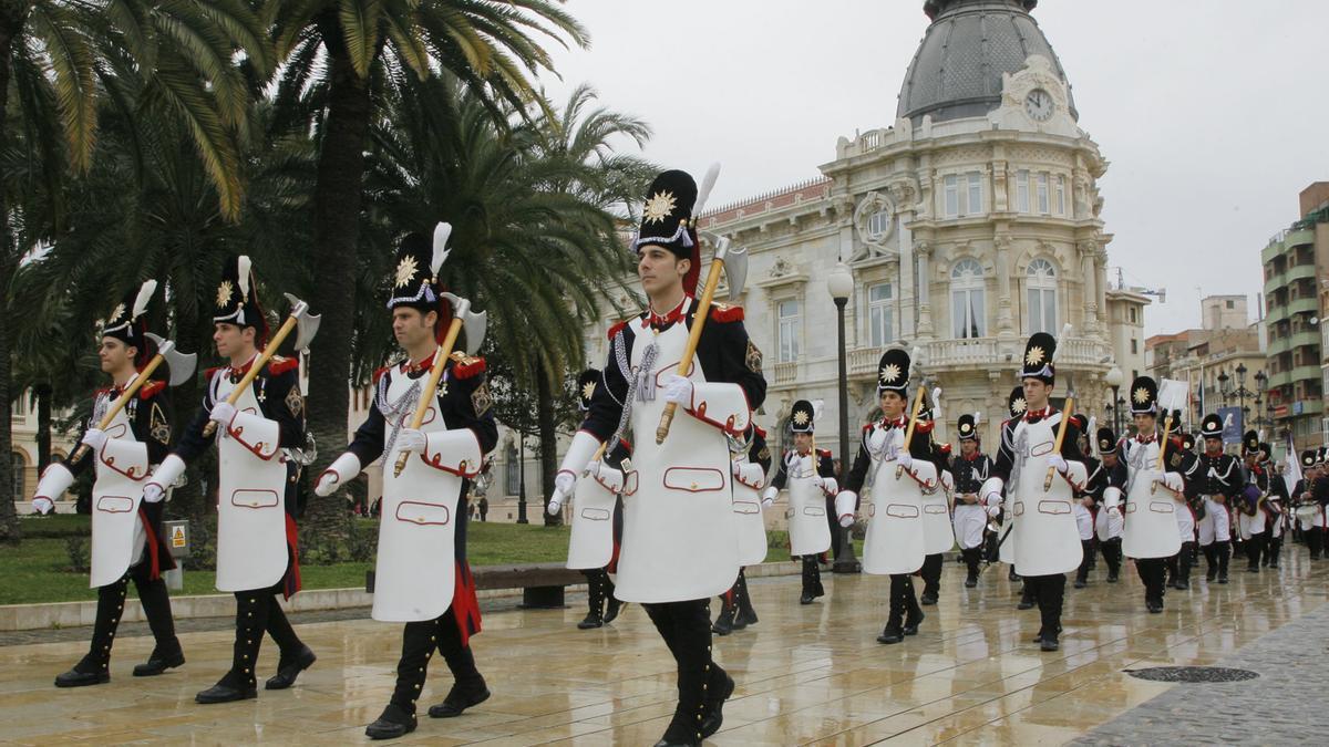 Granaderos marrajos desfilan por el centro de Cartagena, junto al Palacio Consistorial, en una foto de hace una década.