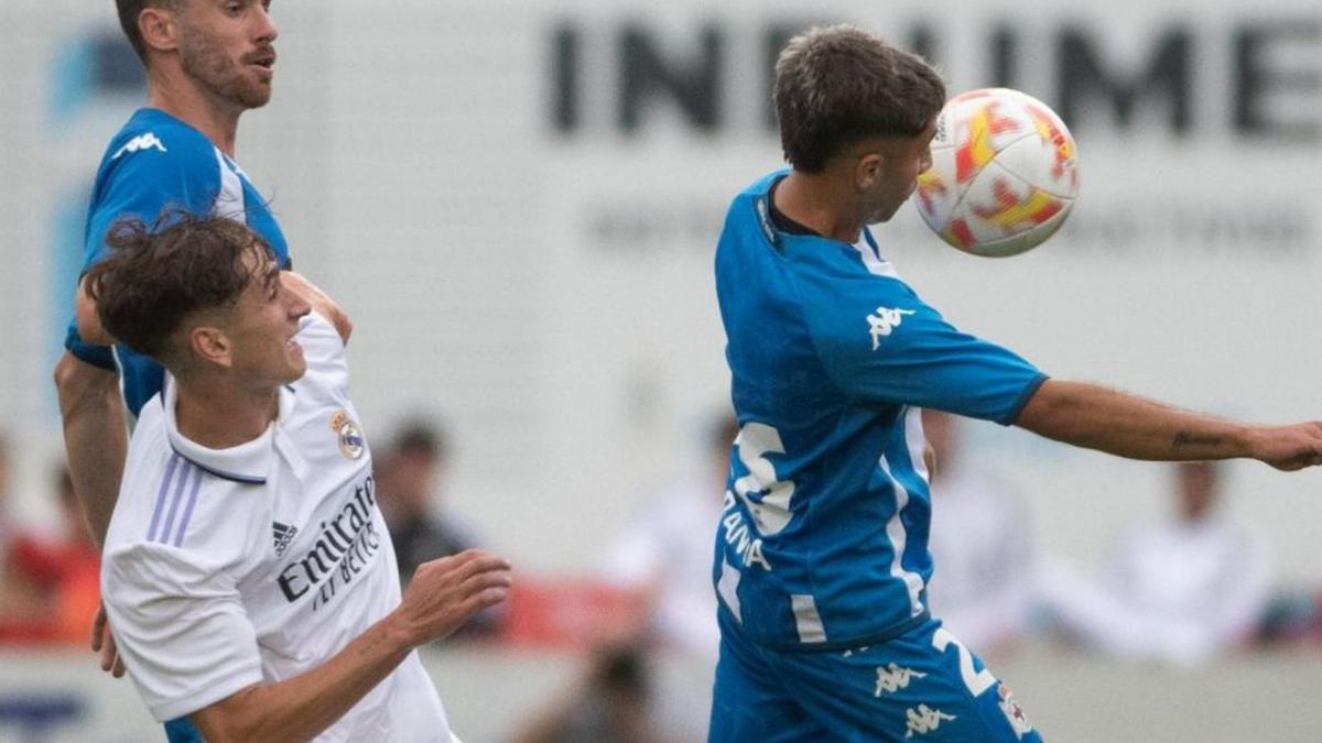 Noel, con el Castilla, ante Jaime y Yeremay, durante el amistoso de pretemporada que enfrentó al Dépor y al filial madridista. |  // RCD