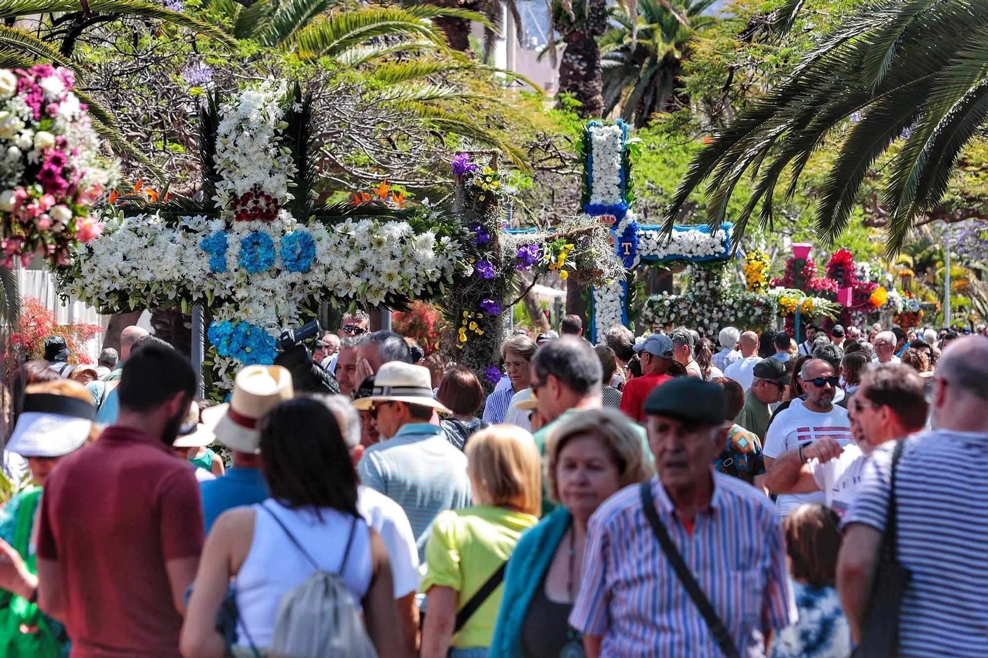 Recorrido del alcalde por las cruces que se muestran en la Rambla y el Paseo Las Tinajas
