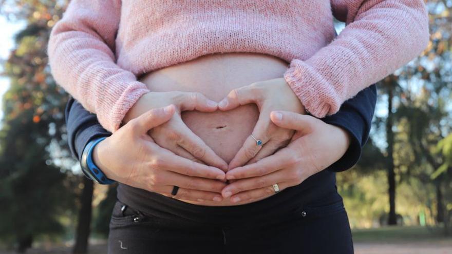 Un bebé gestado por una madre con óvulos de la otra