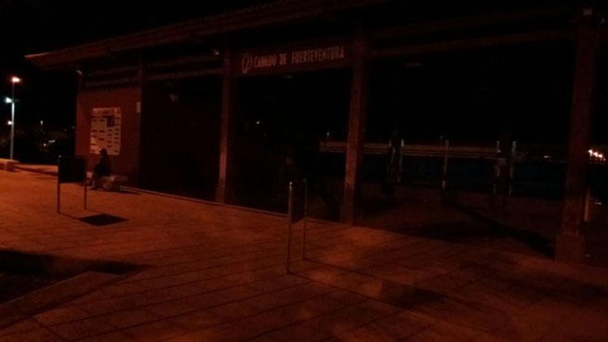 Nueva Canarias denuncia que la parada de guaguas de Gran Tarajal lleva dos días a oscuras