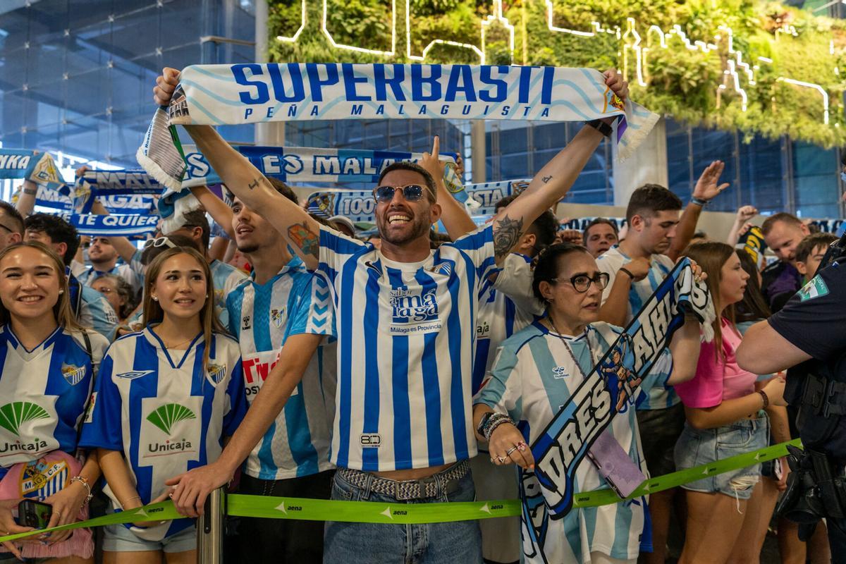 Despedida al Málaga CF en el aeropuerto antes de enfrentarse a la UD Las Palmas en el primer partido del play off de ascenso a la Primera División Despedida al Málaga CF en el aeropuerto antes de enfrentarse a la UD Las Palmas en el primer partido del play off de ascenso a la Primera División