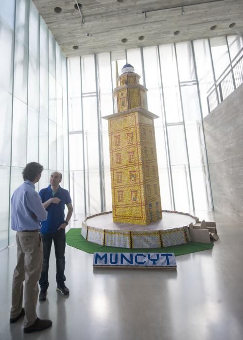 Una Torre de  Hércules con 7.000 cubos de Rubik