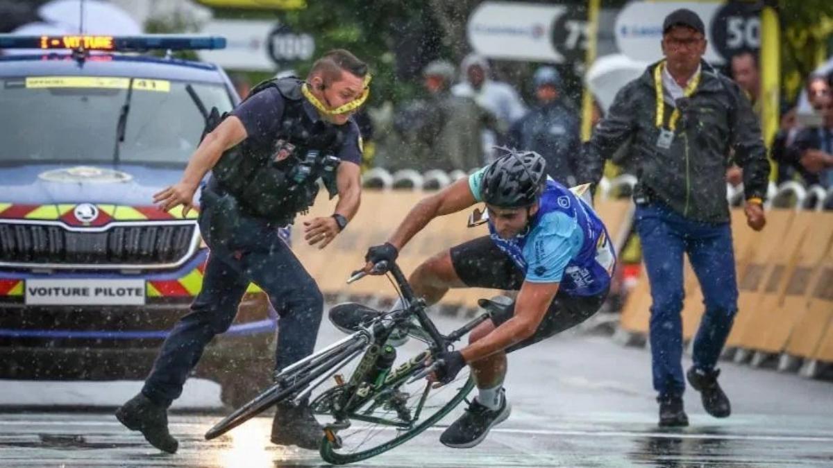 El polícia derriba el espontáneo que se coló en la recta de meta de la 17ª etapa del Tour