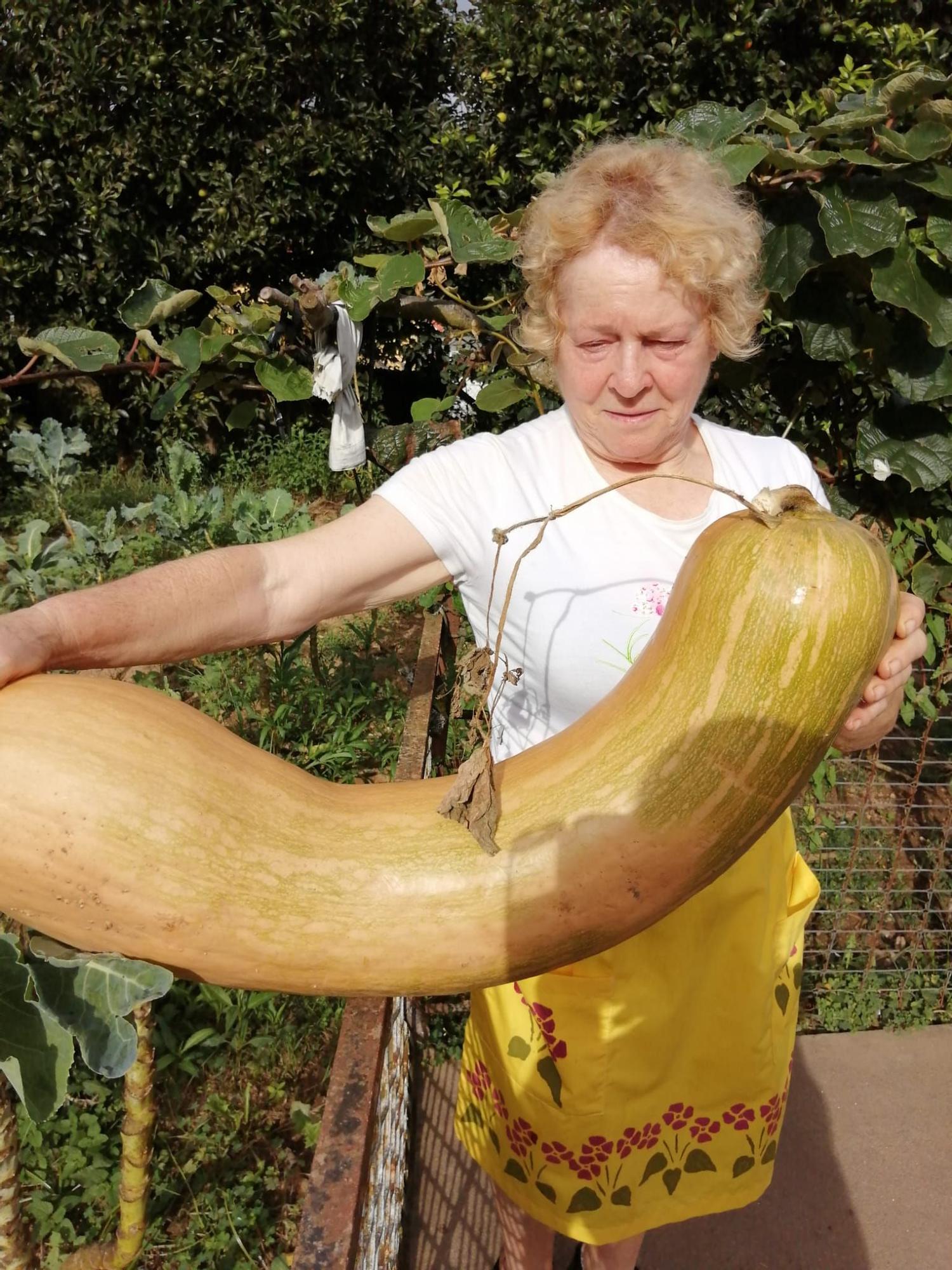 Otra imagen de la mujer con la hortaliza de 15 kilos.