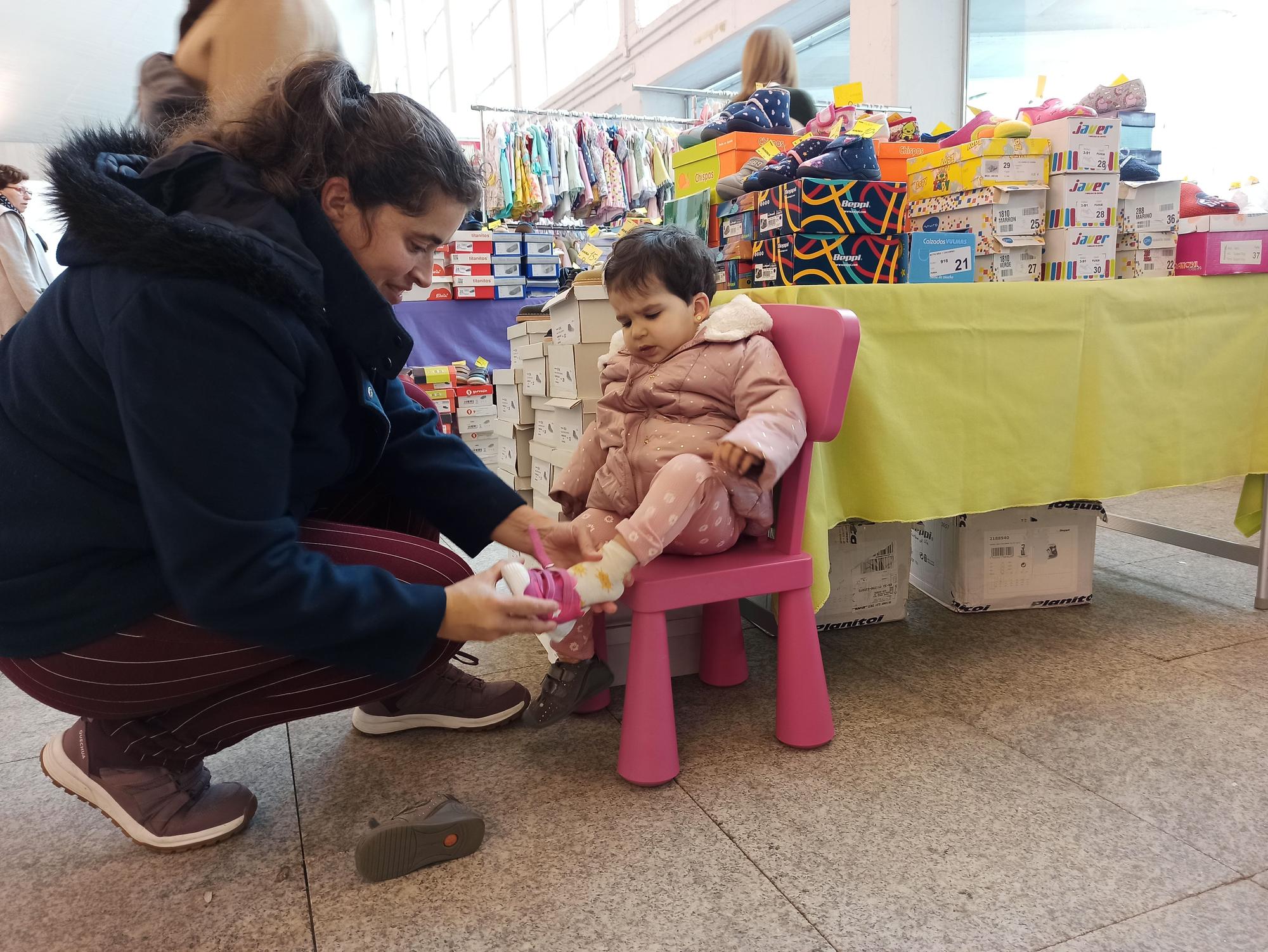 Así es la Feria del Stock de la Pola: Muy buenos precios, grandes chollos y muchos clientes