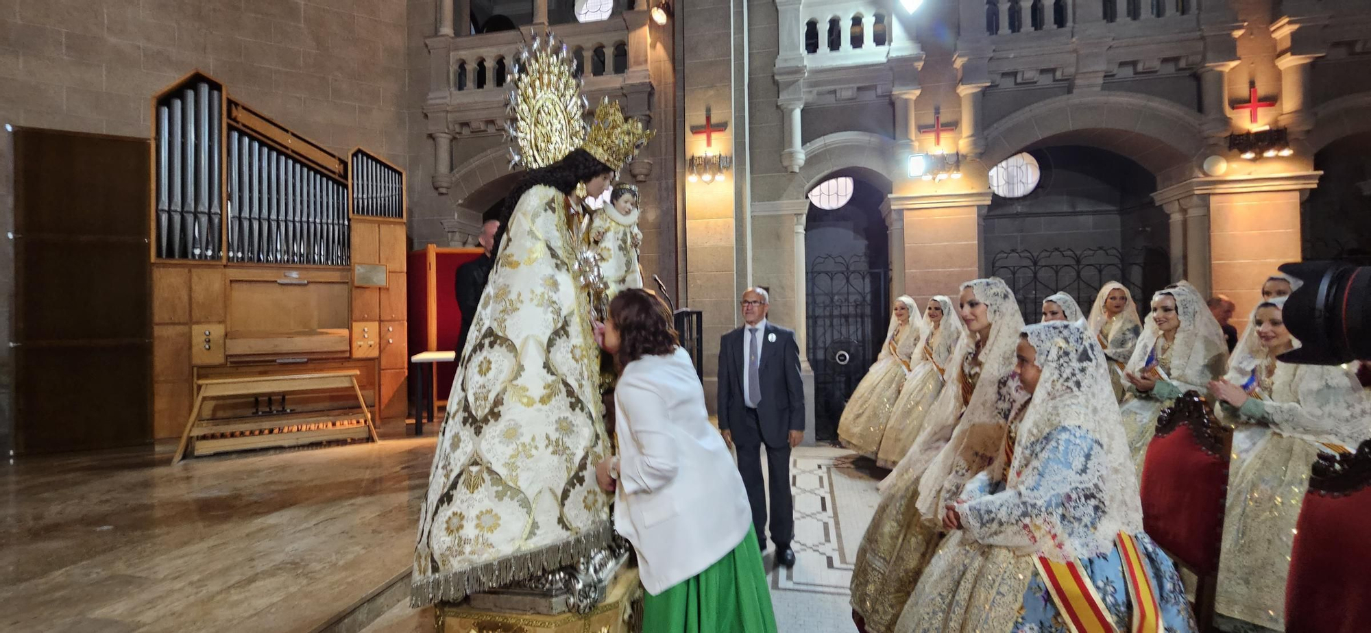 El Besamanos de falleras mayores y cortes 2024, en imágenes