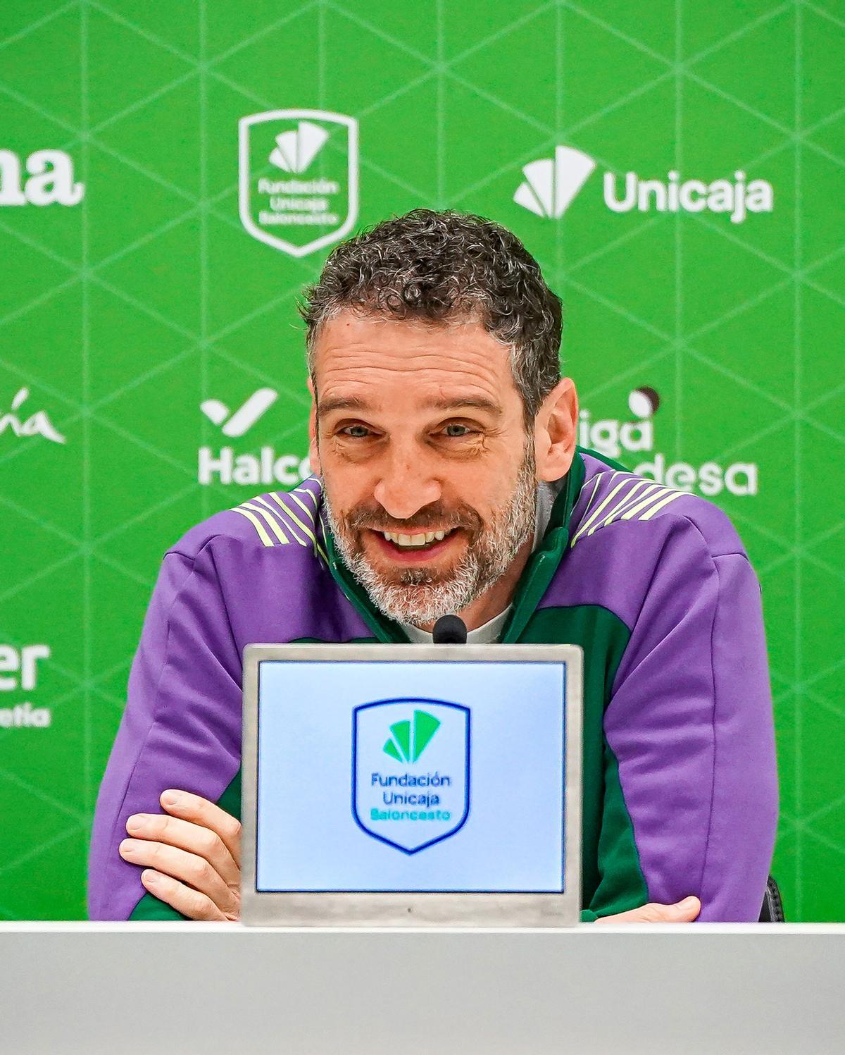 Ibon Navarro sonríe en la sala de prensa del Martín Carpena.