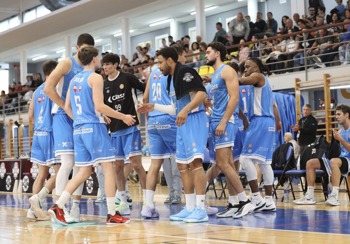 Los jugadores del Class hacen piña en su último partido en el Siroko Sa Pedrera. | J.A. RIERA
